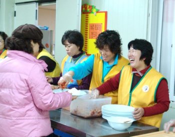 식사를 대접받는 어르신들뿐 아니라 따뜻한 밥 한끼를 준비하는 봉사자들도 더불어 행복하다. 배식을 해며 즐겁게 웃고 있는 봉사자들의 모습. 